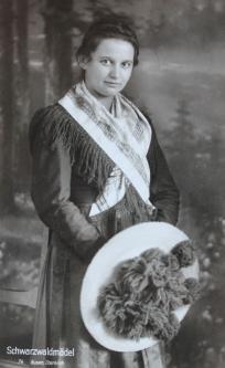 Renchtäler Tracht mit Rosenhut