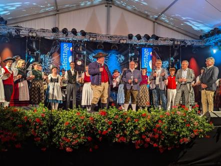 Trachten-, Musik- und Tanzgruppen aus dem ganzen Land sorgen für Stimmung im Festzelt. Trachten-, Musik- und Tanzgruppen aus dem ganzen Land sorgen für Stimmung im Festzelt.