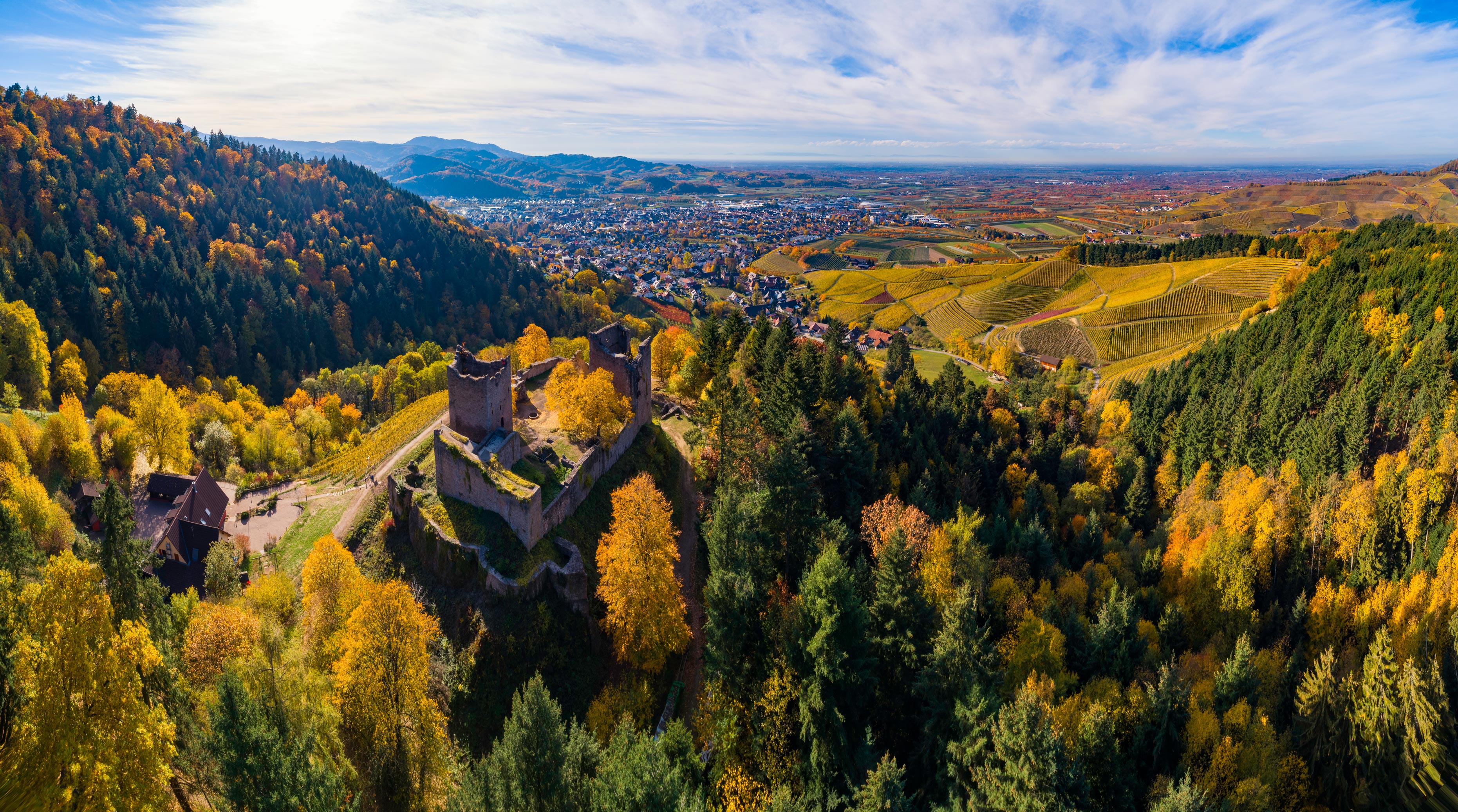Blick auf die Ruine Schauenburg in Oberkirch im Herbst