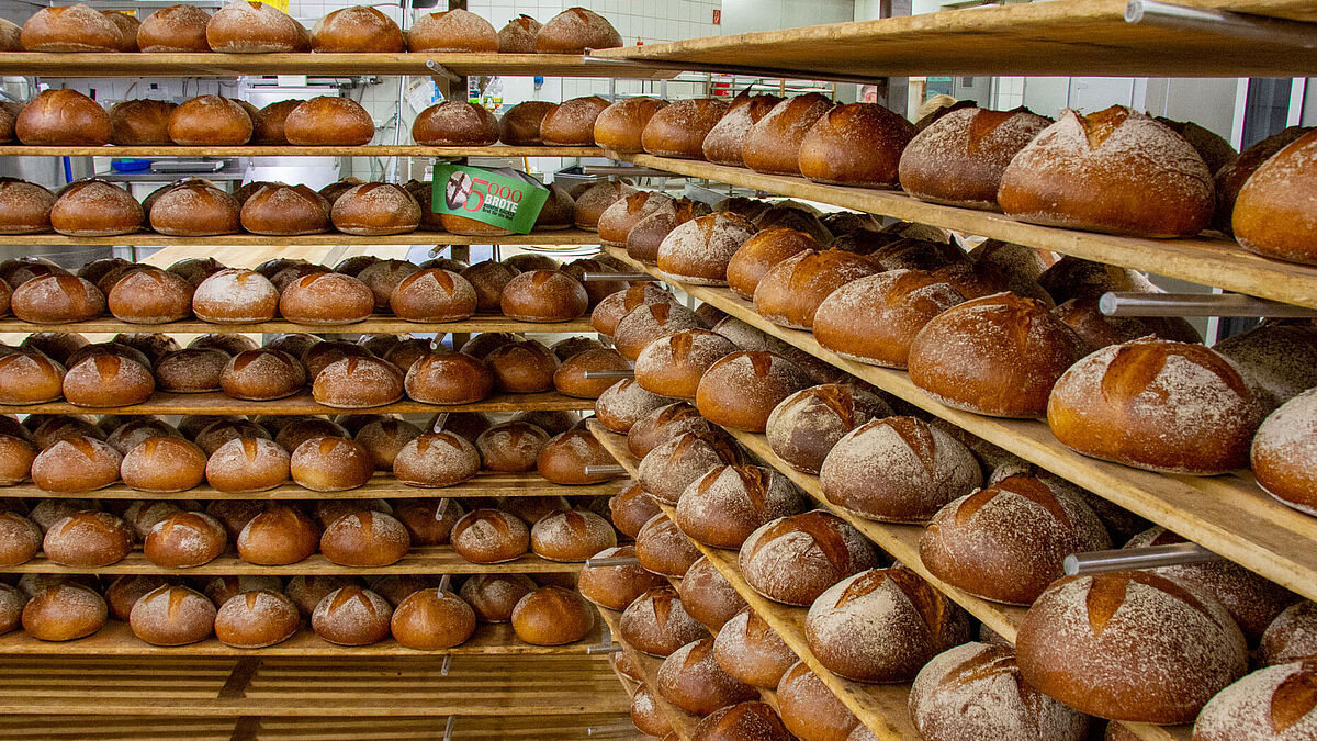 Bäckerei Gerdes Brotregal Regal mit vielen Bauernbroten